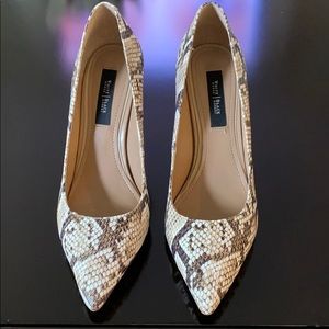 Snake print high-heel pumps